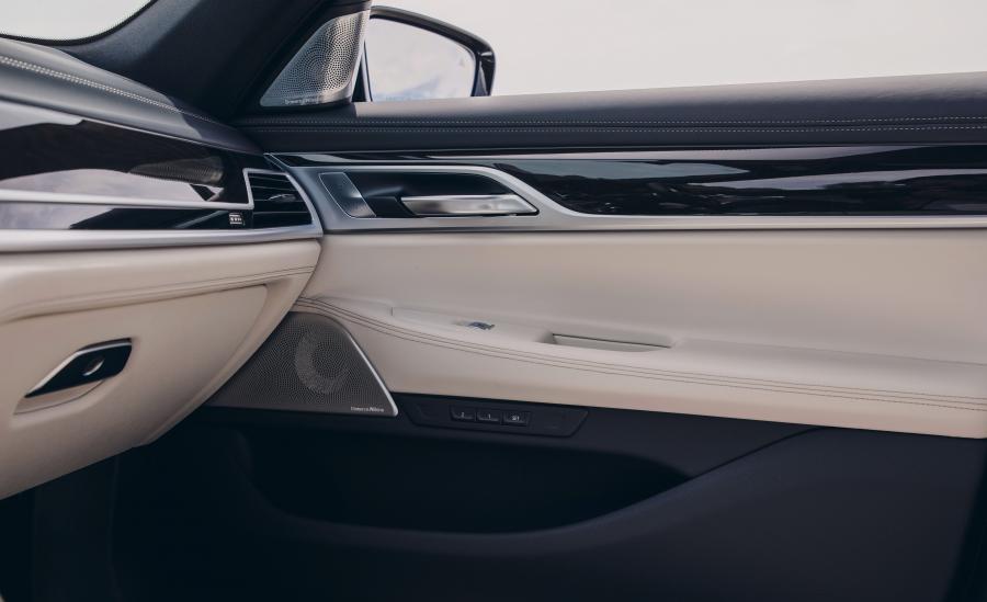 Детали интерьера BMW 745e xDrive M Sport (G11) 2019 года  (NA) (фото 23 из 32)
